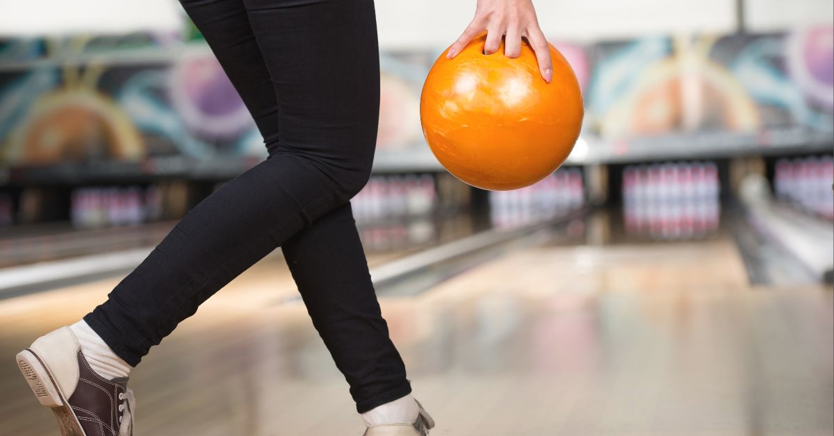 what weight bowling ball do the pros use